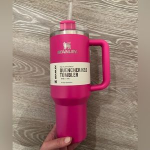 Stanley 40 oz. Quencher Camelia
Flow State Tumbler
Bright Camelia